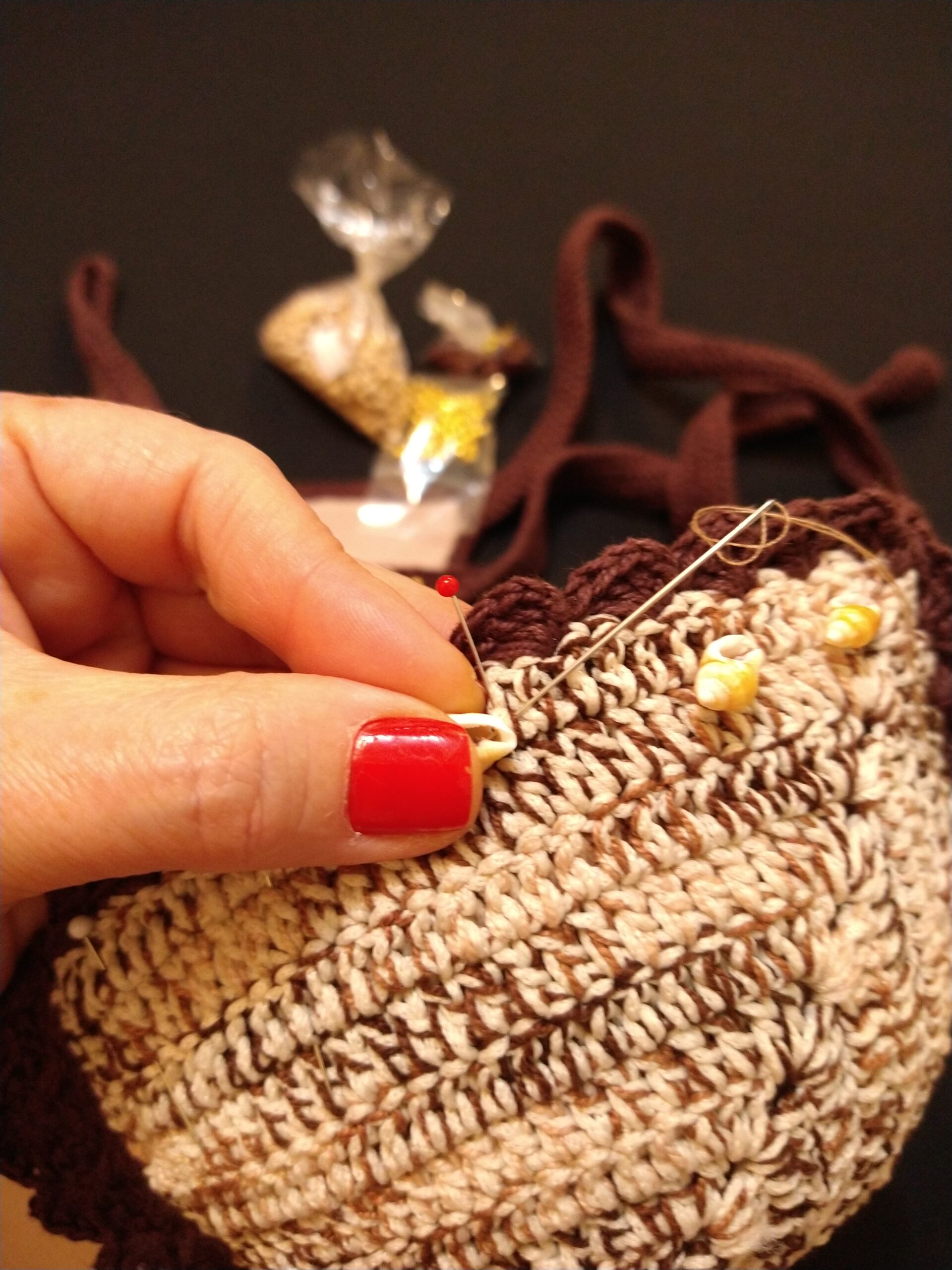 Passo 17: Fixando as conchinhas